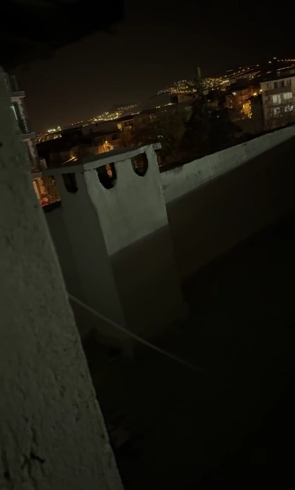 Çatı çatı gezdiler, gelen kokudan buldular! İzmir'de zehir tacirlerine usta işi operasyon Çatı çatı gezdiler, gelen kokudan buldular! İzmir'de zehir tacirlerine usta işi operasyon - 2. Resim