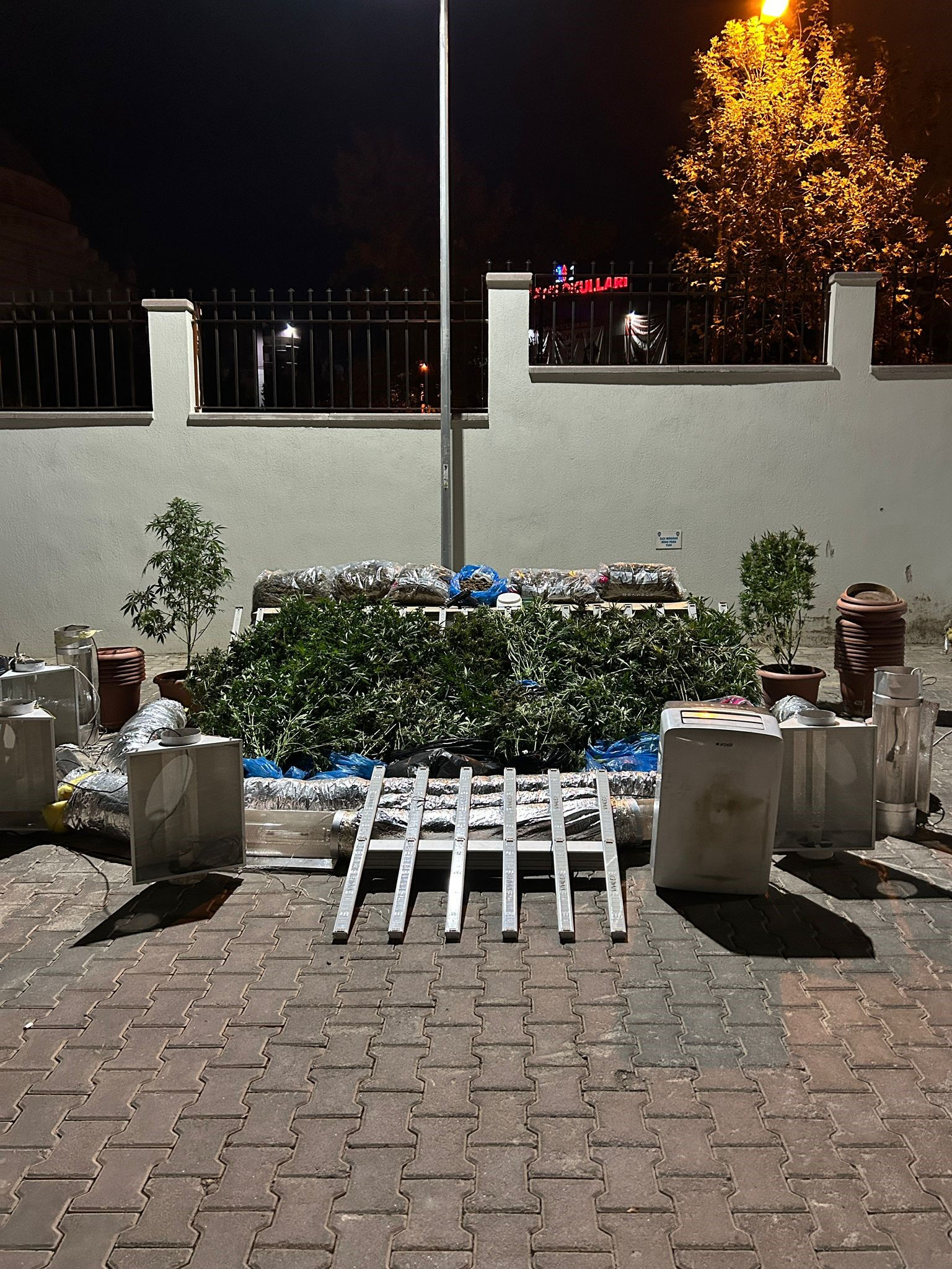 Çatı çatı gezdiler, gelen kokudan buldular! İzmir'de zehir tacirlerine usta işi operasyon Çatı çatı gezdiler, gelen kokudan buldular! İzmir'de zehir tacirlerine usta işi operasyon - 1. Resim