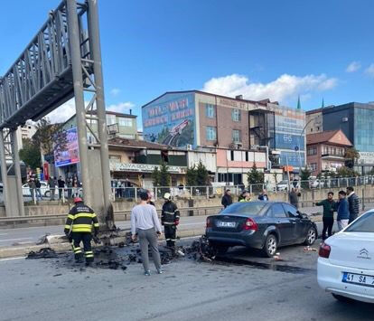 D-100'de hayrete düşüren kaza! Otomobilin motoru yola savruldu, 4 kişi yaralandı - 2. Resim