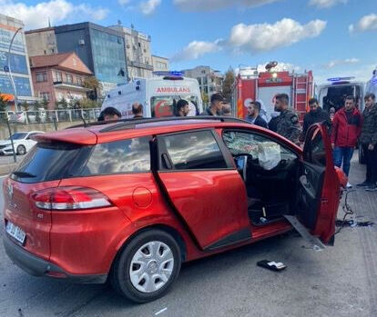 D-100'de hayrete düşüren kaza! Otomobilin motoru yola savruldu, 4 kişi yaralandı - 1. Resim