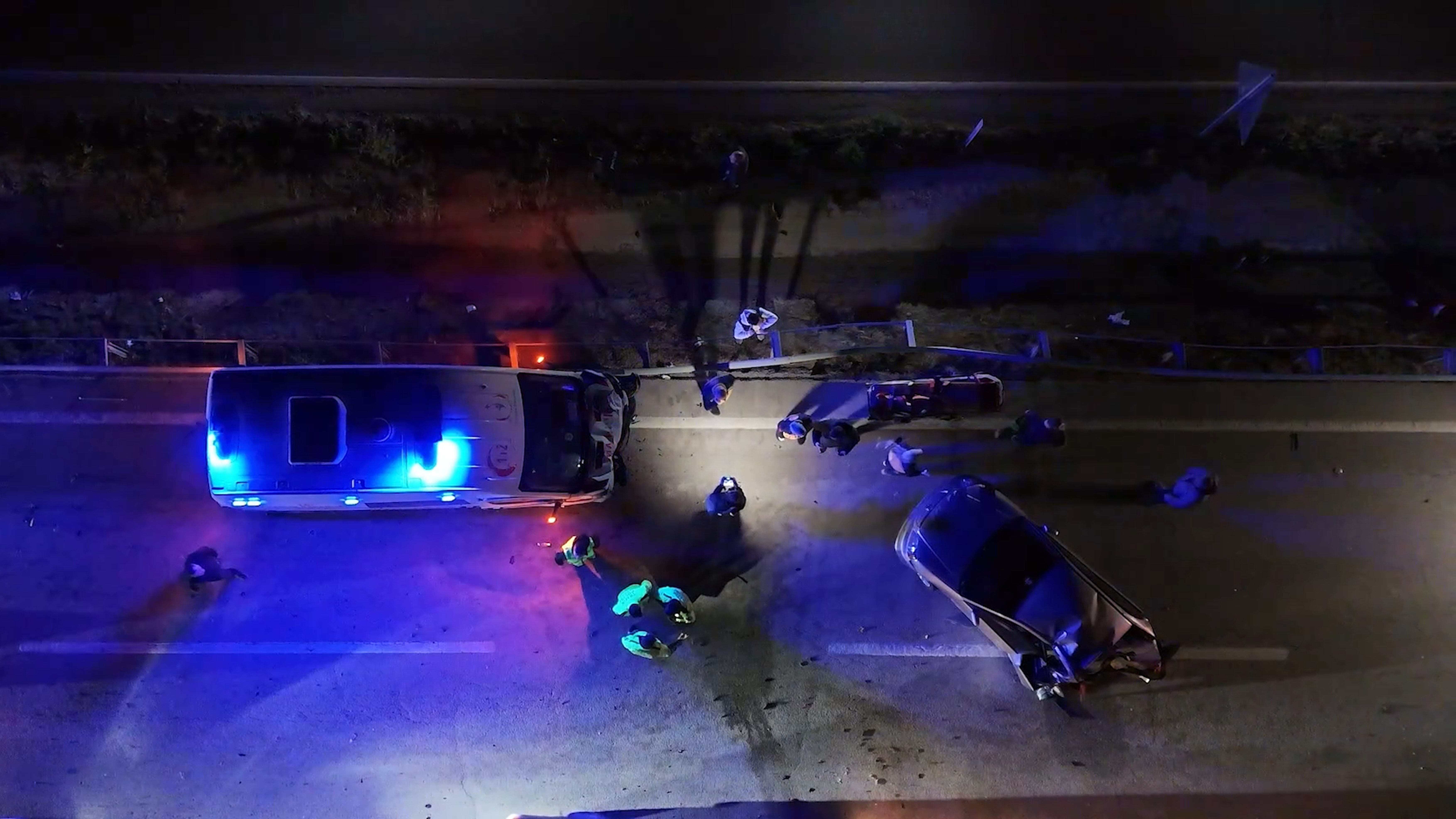 D200 karayolunda feci kaza! Ambulans sol şeritte duran otomobile çarptı, ölü ve yaralılar var - 1. Resim