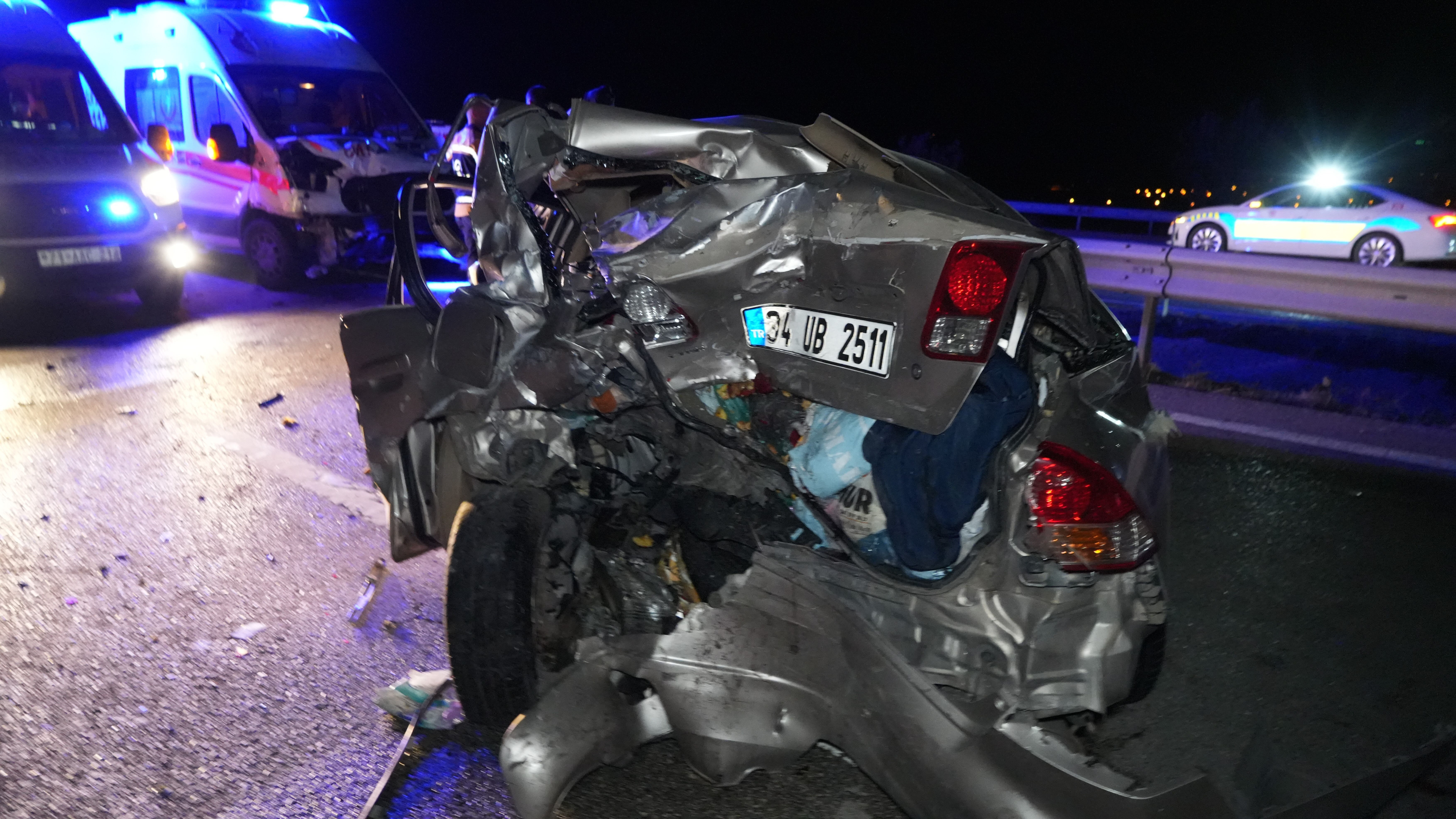 D200 karayolunda feci kaza! Ambulans sol şeritte duran otomobile çarptı, ölü ve yaralılar var - 3. Resim