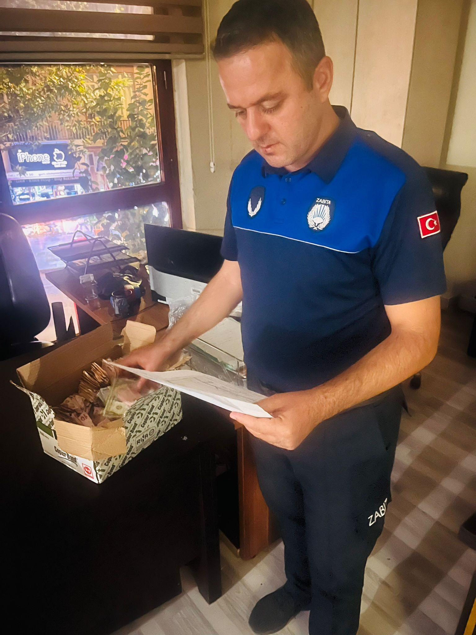 Dilencinin bir günlük hasılatı dudak uçuklattı! Zabıtalar saatlerce saydı Dilencinin bir günlük hasılatı dudak uçuklattı! Zabıtalar saatlerce saydı - 3. Resim