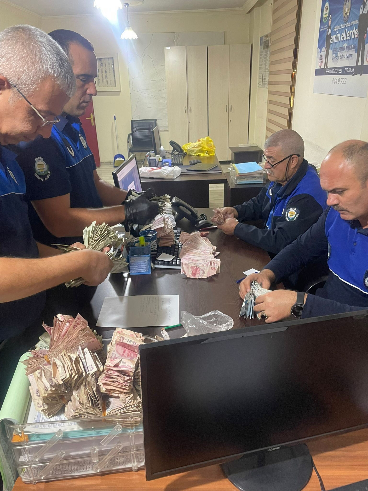 Dilencinin bir günlük hasılatı dudak uçuklattı! Zabıtalar saatlerce saydı Dilencinin bir günlük hasılatı dudak uçuklattı! Zabıtalar saatlerce saydı - 2. Resim