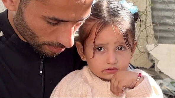 İsrail zulmünün ortasında küçük bir çocuk... İşte yürek burkan hikayenin perde arkası İngiliz medyası fotoğrafın peşine düştü! İsrail zulmünün ortasında küçük bir çocuk... - 2. Resim