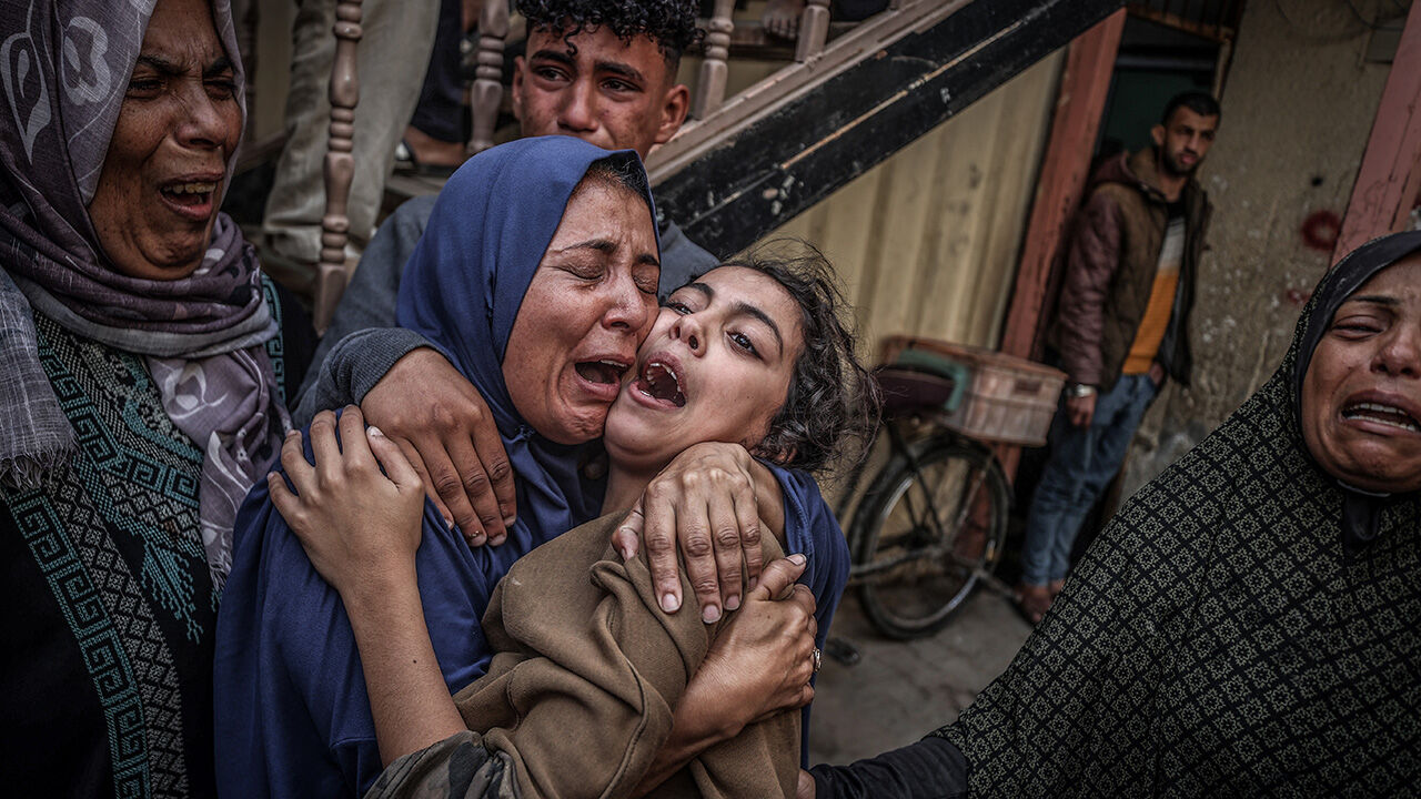 İsrail yine dehşet saçtı... Gazze'de yürek yakan görüntü, yakınlarına böyle veda ettiler - 2. Resim