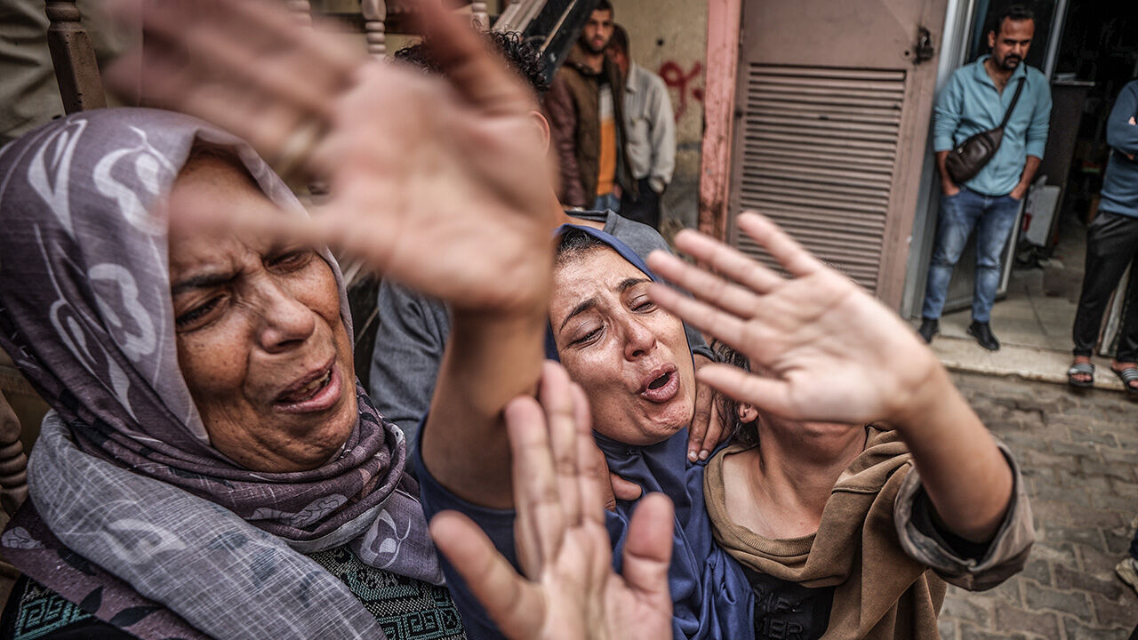 İsrail yine dehşet saçtı... Gazze'de yürek yakan görüntü, yakınlarına böyle veda ettiler - 3. Resim