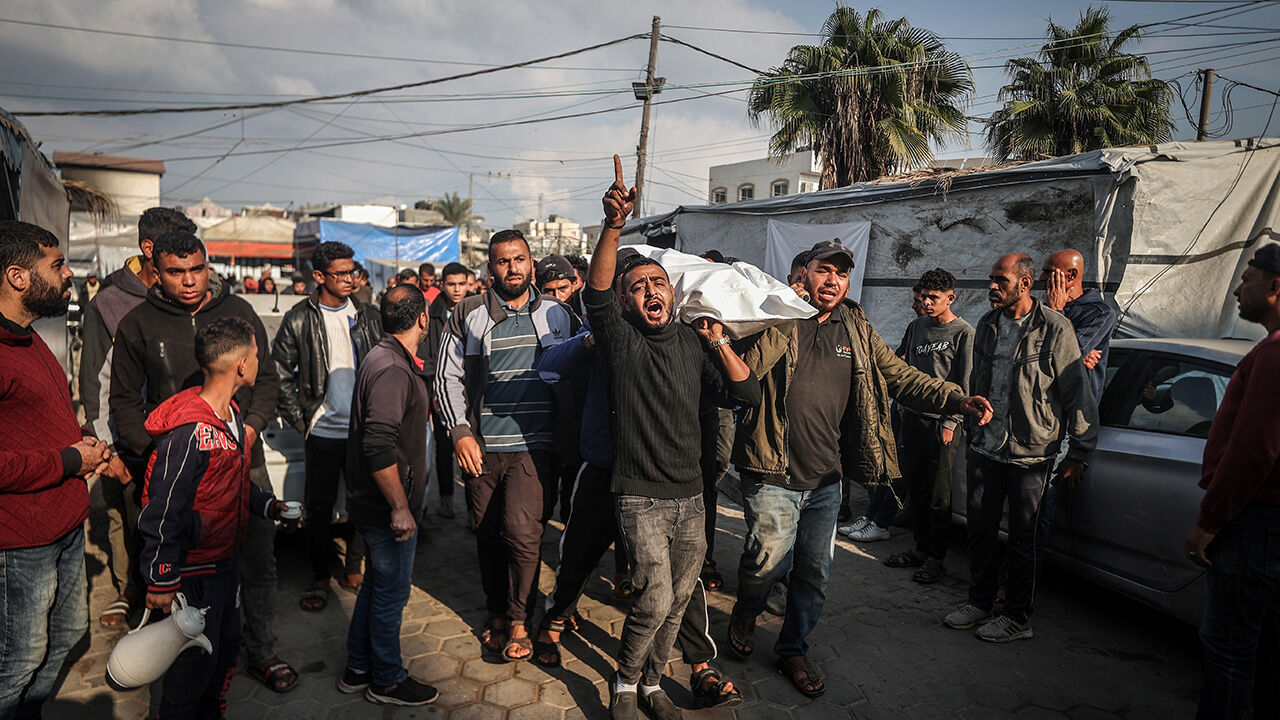 İsrail yine dehşet saçtı... Gazze'de yürek yakan görüntü, yakınlarına böyle veda ettiler - 1. Resim