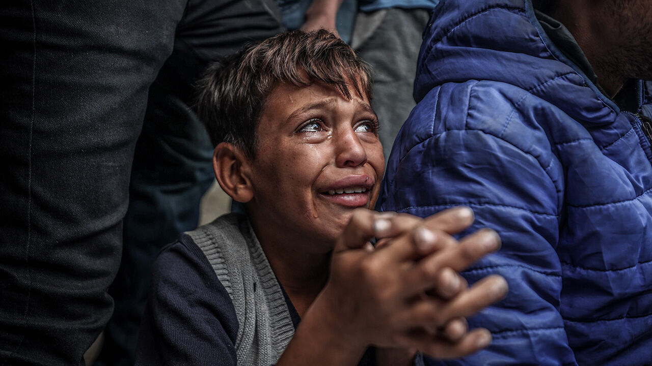 İsrail yine dehşet saçtı... Gazze'de yürek yakan görüntü, yakınlarına böyle veda ettiler - 5. Resim
