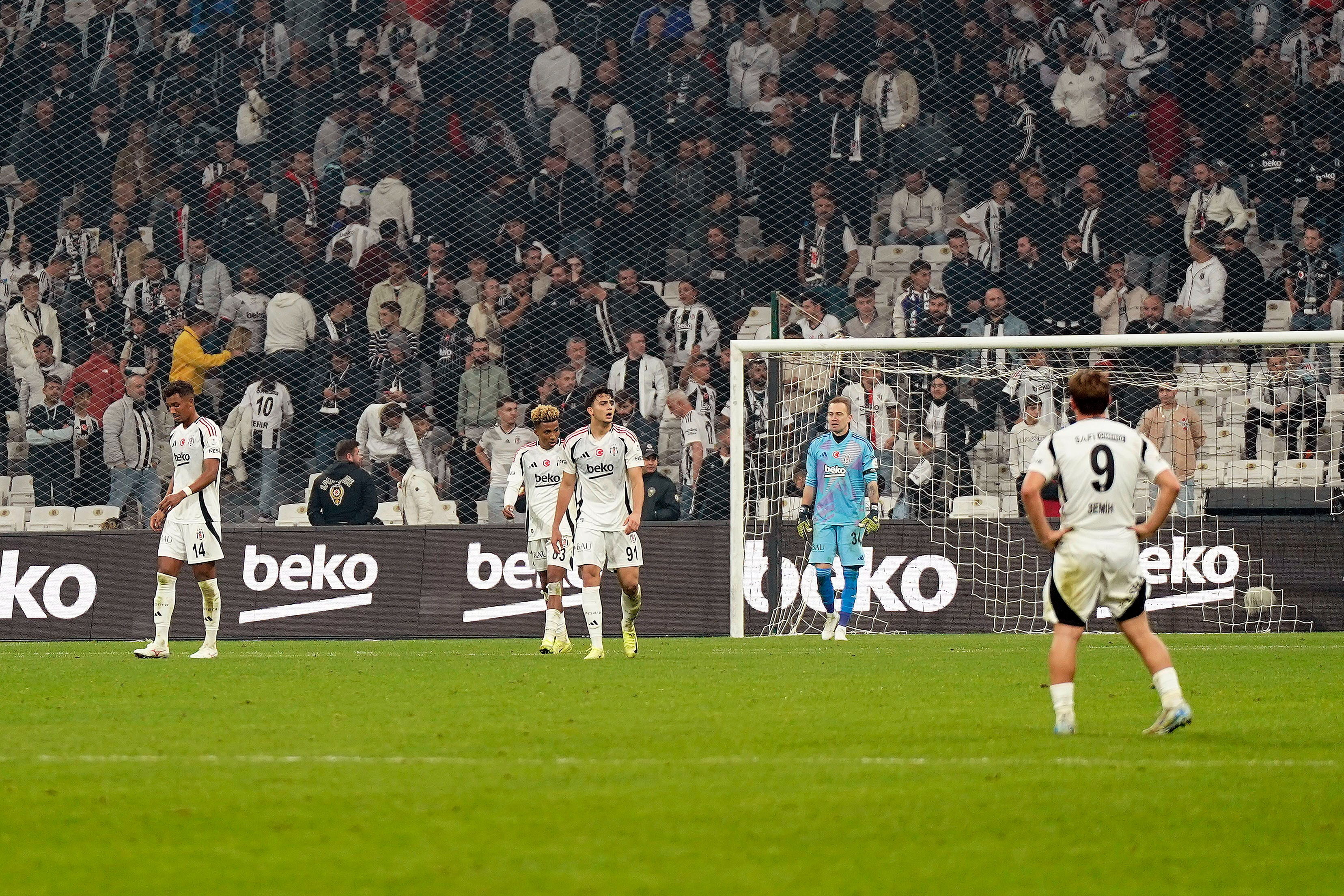 Kartal’ın kara gecesi! Derbide Galatasaray’a mağlup olan Beşiktaş evinde Kasımpaşa’ya boyun eğdi - 4. Resim