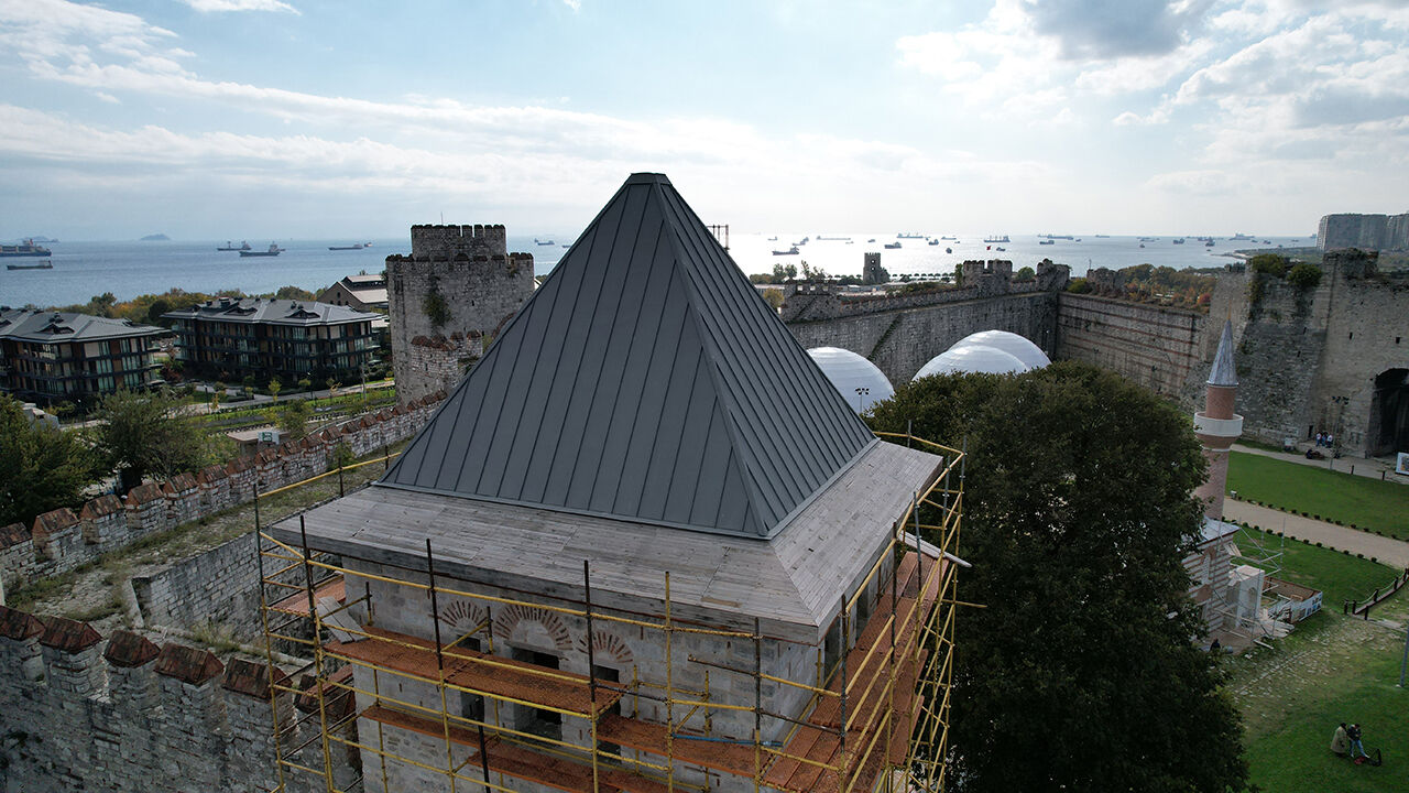 Kaybolan parça tamamlandı! Tarihi Yedikule Hisarı'nın ilk külahı takıldı - 2. Resim