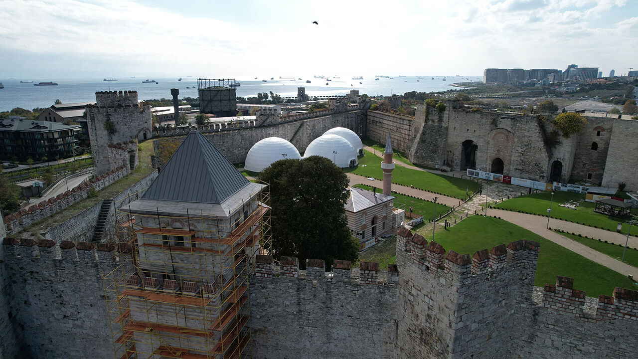 Kaybolan parça tamamlandı! Tarihi Yedikule Hisarı'nın ilk külahı takıldı - 3. Resim