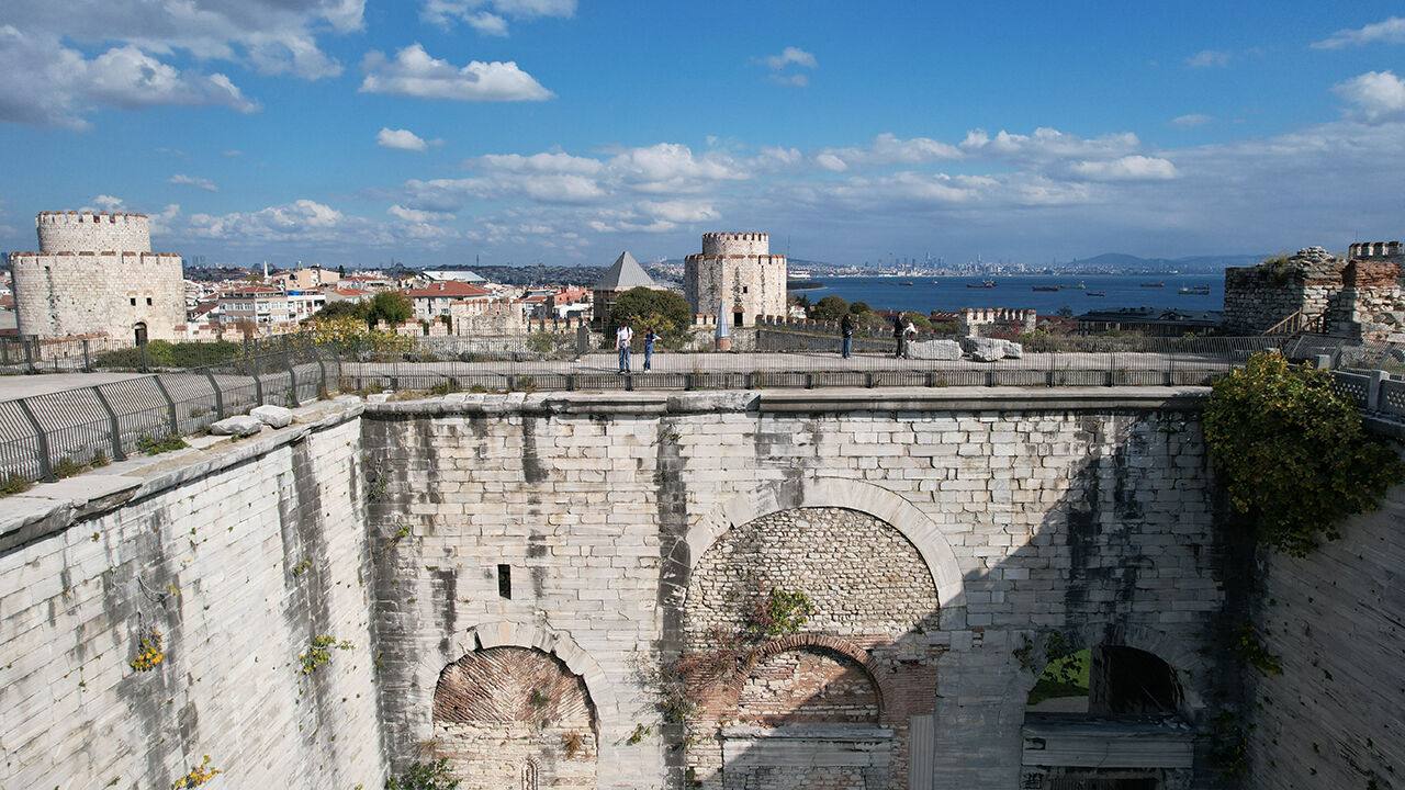 Kaybolan parça tamamlandı! Tarihi Yedikule Hisarı'nın ilk külahı takıldı - 5. Resim