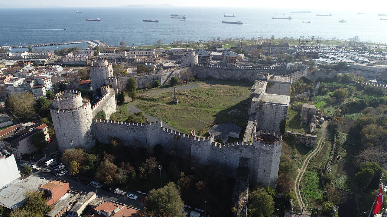 Kaybolan parça tamamlandı! Tarihi Yedikule Hisarı'nın ilk külahı takıldı - 6. Resim