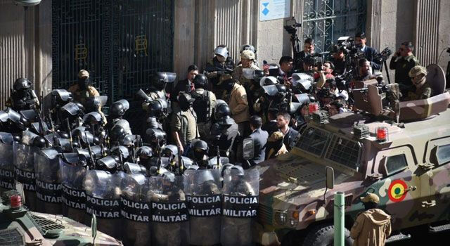 Kışlaya silahlı saldırı! 200'den fazla asker rehin tutuluyor - 1. Resim