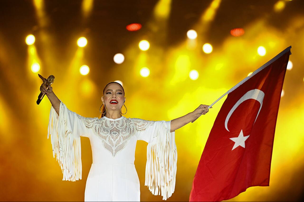 CHP'de 69 milyon TL'lik Ebru Gündeş konseri krizi! Özgür Özel resti çekti, Mansur Yavaş savunmaya geçti - 2. Resim