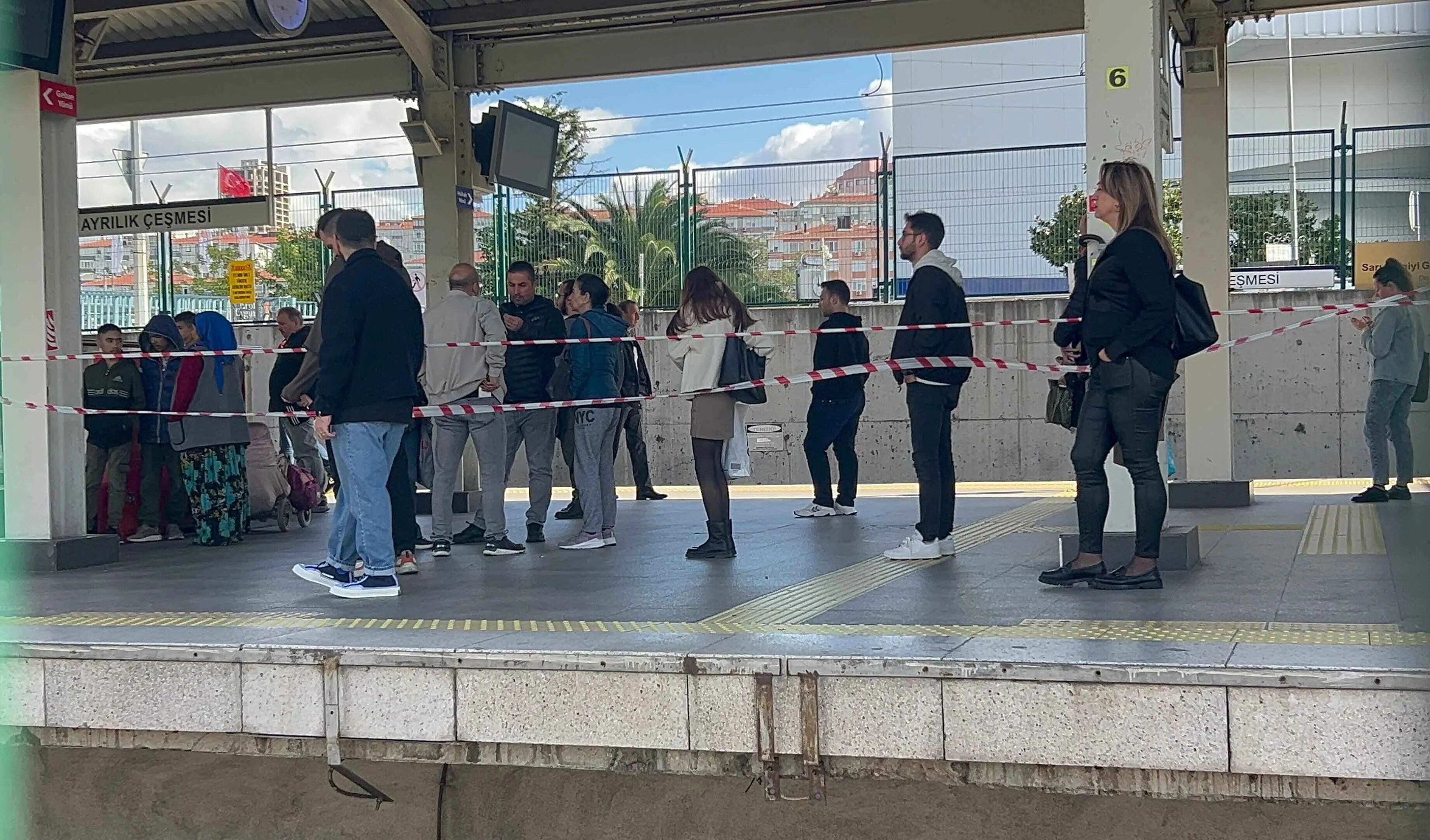 Marmaray çalışıyor mu? Ayrılıkçeşmesi'ndeki ikinci intihar girişimi nedeniyle seferler gecikmeli devam etmişti! Marmaray çalışıyor mu? Ayrılıkçeşmesi'ndeki ikinci intihar girişimi nedeniyle seferler gecikmeli devam etmişti! - 1. Resim