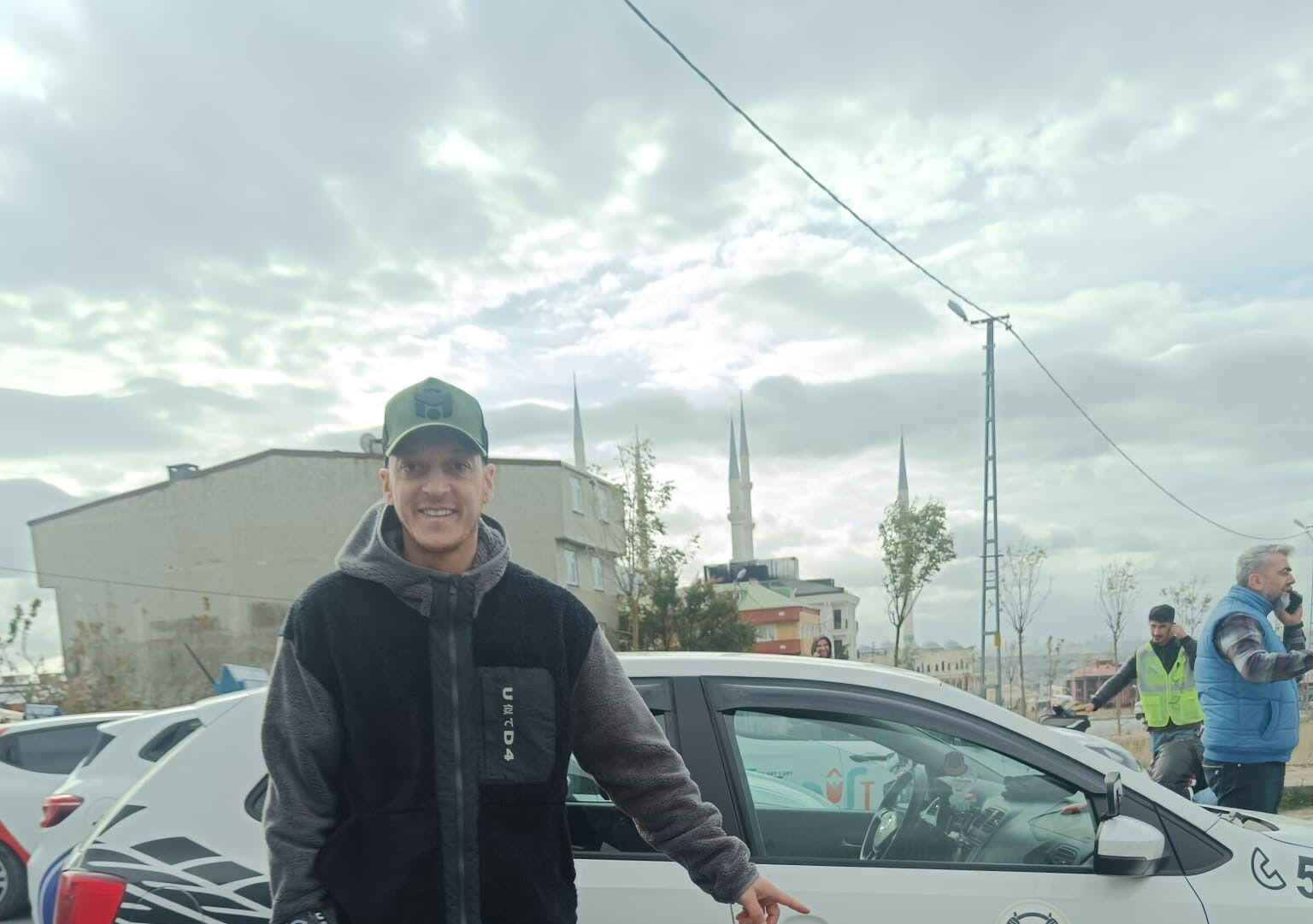 Mesut Özil ehliyet sınavına girdi! Görenler gözlerine inanamadı Mesut Özil ehliyet sınavına girdi! Görenler gözlerine inanamadı - 1. Resim