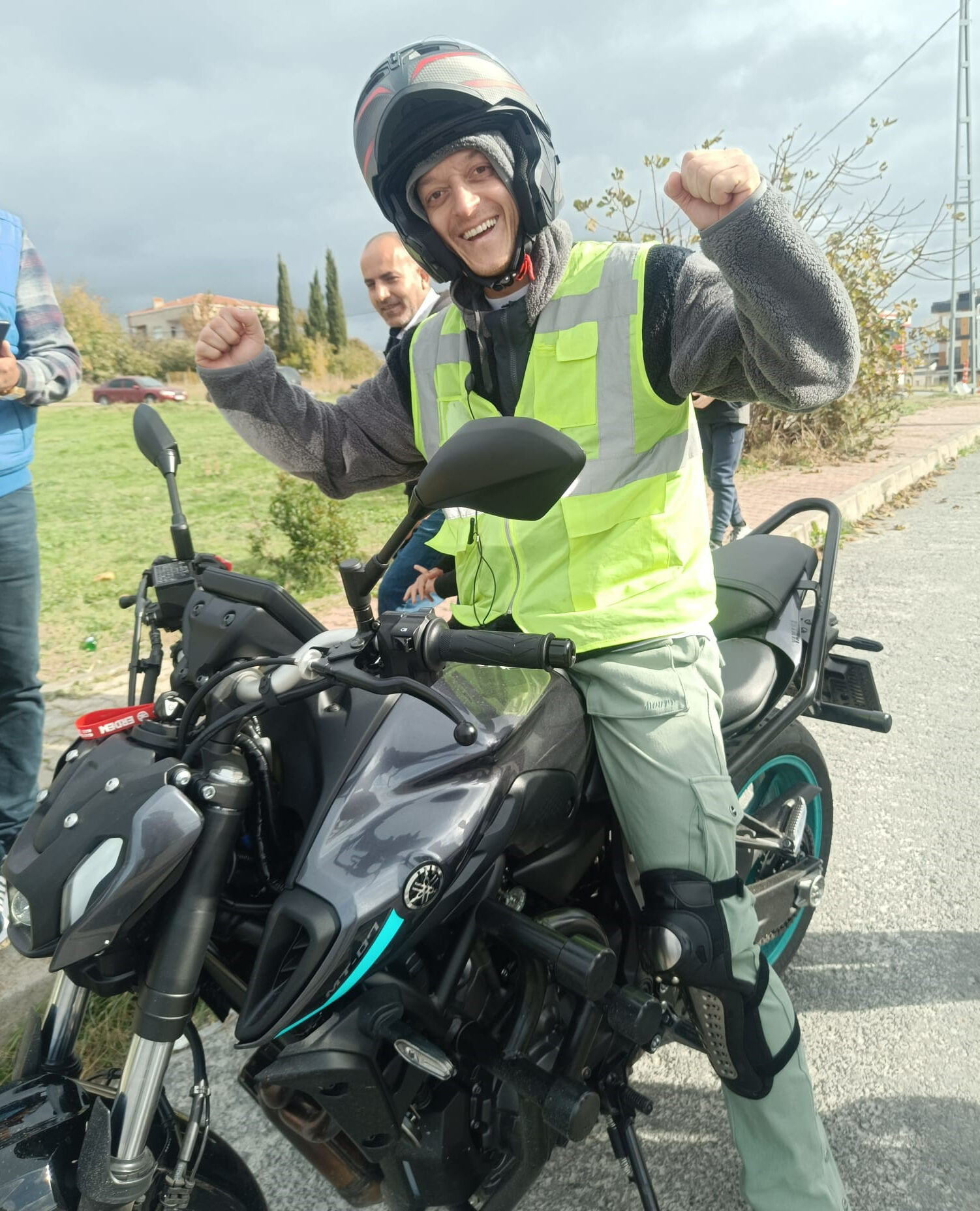 Mesut Özil ehliyet sınavına girdi! Görenler gözlerine inanamadı Mesut Özil ehliyet sınavına girdi! Görenler gözlerine inanamadı - 3. Resim