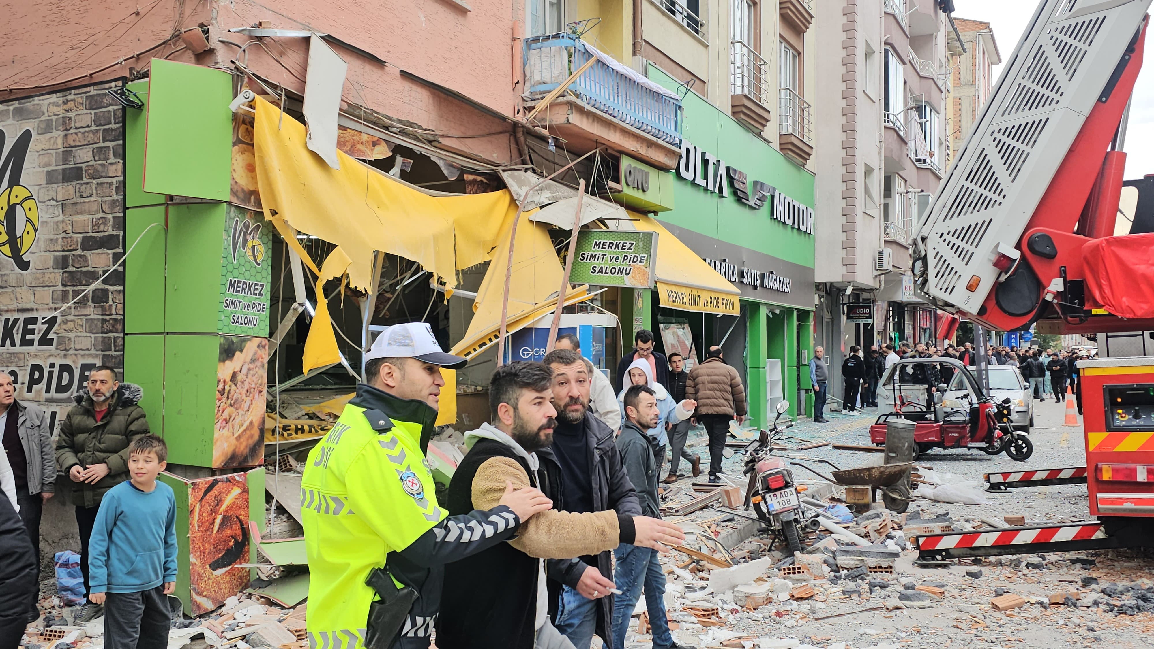 Ortalık savaş alanına döndü! Çorum'da korkutan patlama: Ölü ve yaralılar var Ortalık savaş alanına döndü! Çorum'da korkutan patlama: Ölü ve yaralılar var - 1. Resim