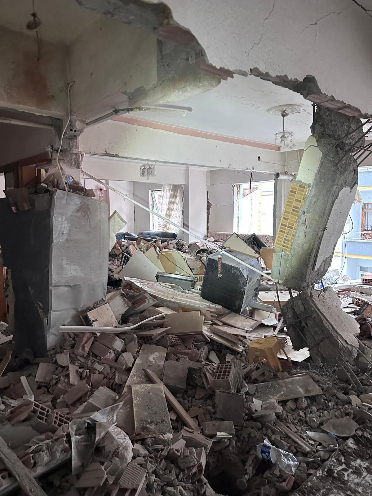 Ortalık savaş alanına döndü! Çorum'da korkutan patlama: Ölü ve yaralılar var Ortalık savaş alanına döndü! Çorum'da korkutan patlama: Ölü ve yaralılar var - 2. Resim