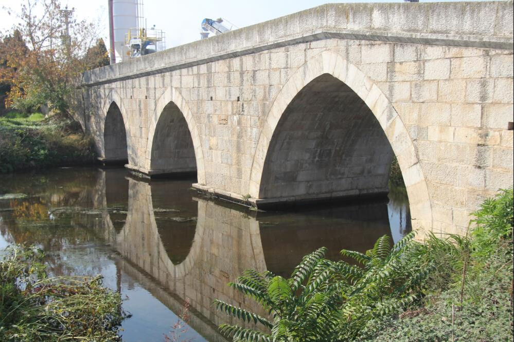 Tarihi k&ouml;pr&uuml; 50 metre kaydı, ara&ccedil; trafiğine kapatıldı! - 2. Resim