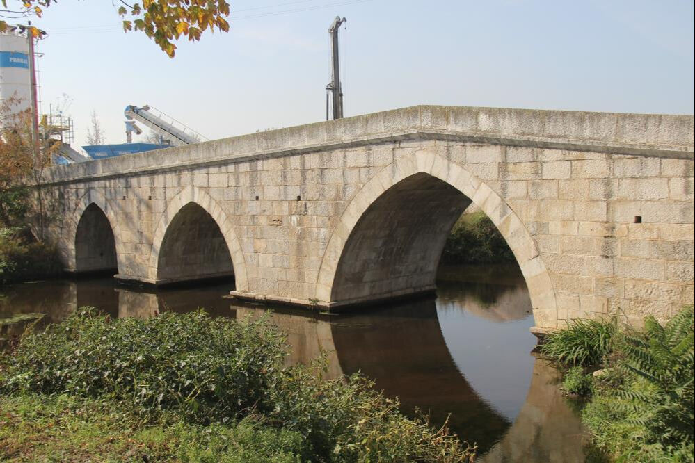 Tarihi k&ouml;pr&uuml; 50 metre kaydı, ara&ccedil; trafiğine kapatıldı! - 1. Resim