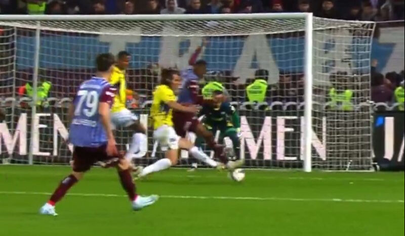 Trabzon 8 dakikada 2 penaltı kazandı! Hakem kararları çok konuşulacak Trabzon 8 dakikada 2 penaltı kazandı! Hakem kararları çok konuşulacak - 3. Resim