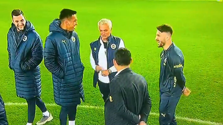 Trabzonspor taraftarını kızdıran hareket! Mourinho'dan olta göndermesi - 1. Resim