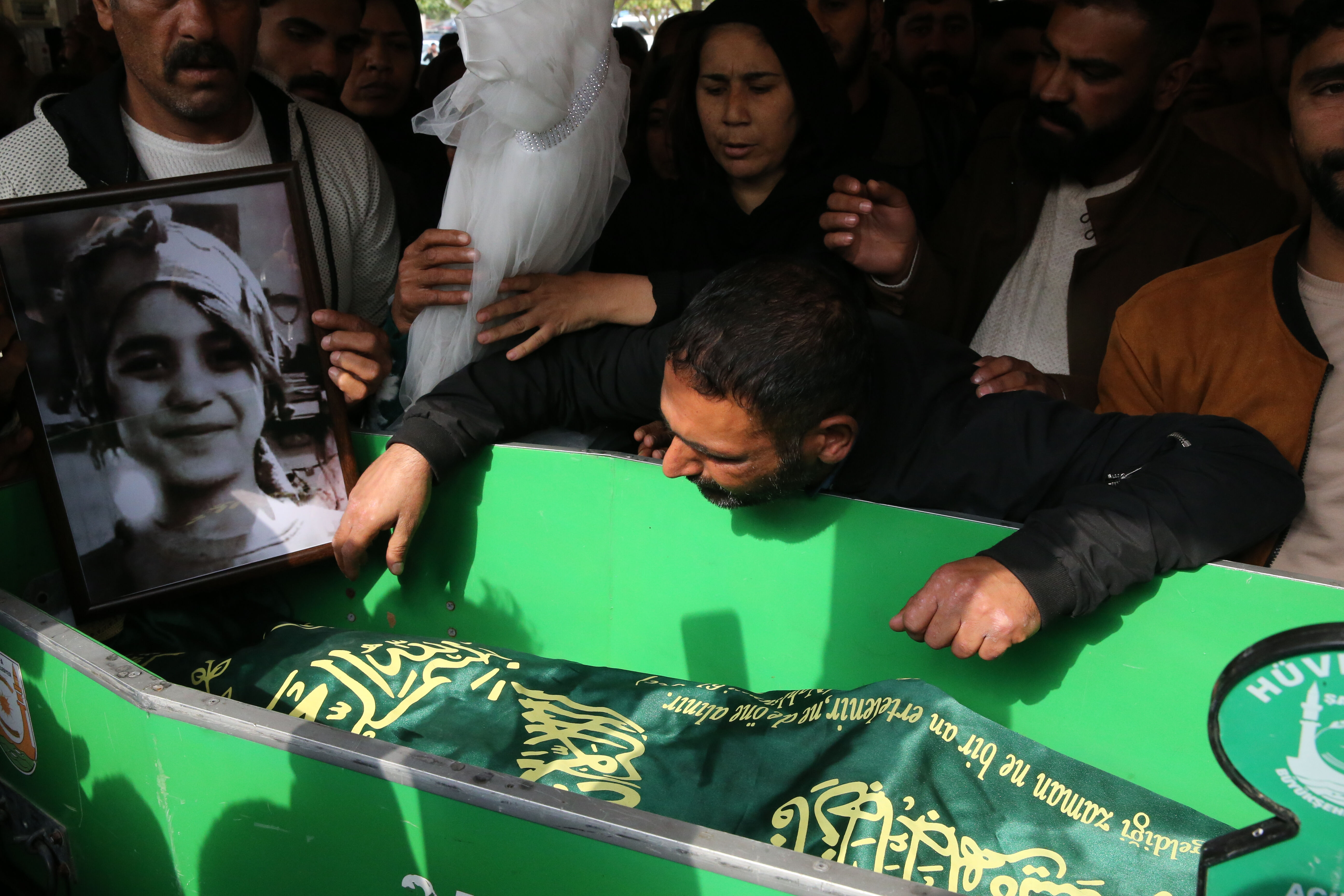 6 yaşındaki Şirin'e son veda... Ağıtlarla, çiçeklerle, acıyla uğurlandı - 6. Resim