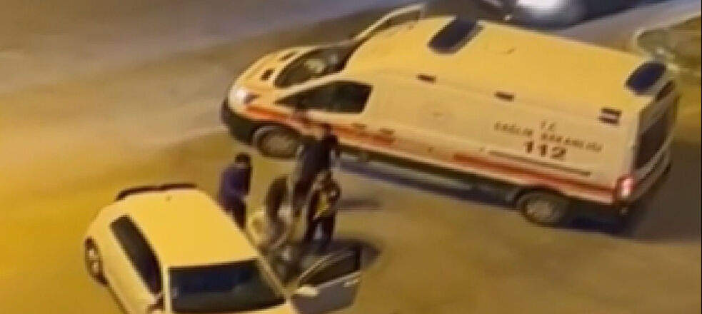 Adana'da bir kişi skandal sözlerle ambulans camını yumrukladı Adana'da bir kişi skandal sözlerle ambulans camını yumrukladı - 1. Resim