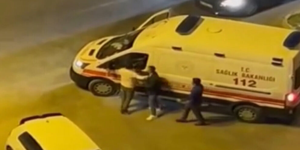 Adana'da bir kişi skandal sözlerle ambulans camını yumrukladı Adana'da bir kişi skandal sözlerle ambulans camını yumrukladı - 2. Resim