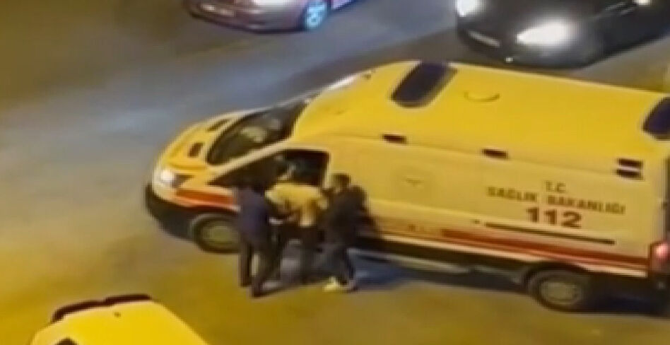 Adana'da bir kişi skandal sözlerle ambulans camını yumrukladı Adana'da bir kişi skandal sözlerle ambulans camını yumrukladı - 3. Resim