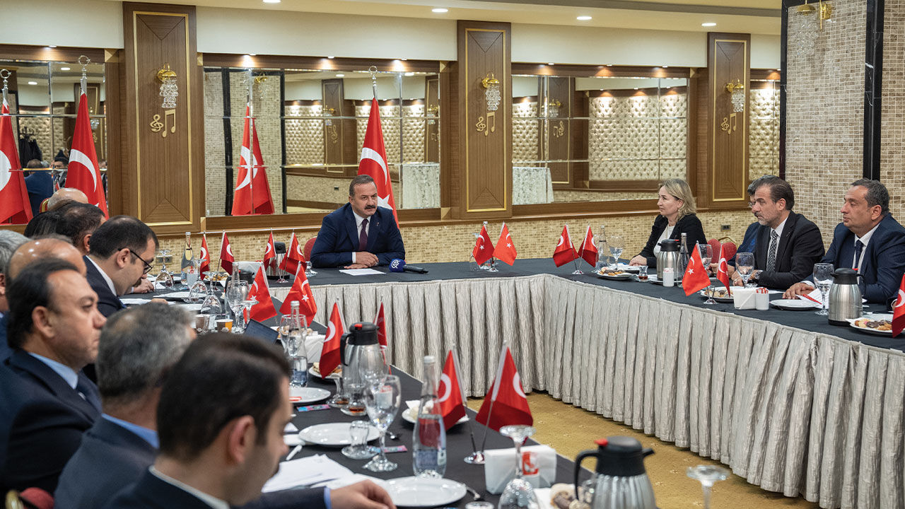 Anahtar Parti ilk Başkanlık Divanı toplantısını otelde yaptı! Önce Anıtkabir sonra camiye gidildi Anahtar Parti ilk Başkanlık Divanı toplantısını otelde yaptı! Önce Anıtkabir sonra camiye gidildi - 5. Resim