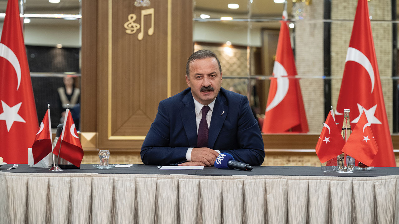 Anahtar Parti ilk Başkanlık Divanı toplantısını otelde yaptı! Önce Anıtkabir sonra camiye gidildi Anahtar Parti ilk Başkanlık Divanı toplantısını otelde yaptı! Önce Anıtkabir sonra camiye gidildi - 4. Resim