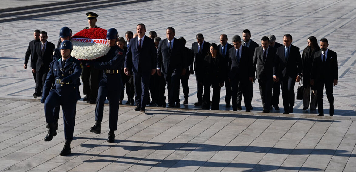 Anahtar Parti ilk Başkanlık Divanı toplantısını otelde yaptı! Önce Anıtkabir sonra camiye gidildi Anahtar Parti ilk Başkanlık Divanı toplantısını otelde yaptı! Önce Anıtkabir sonra camiye gidildi - 1. Resim