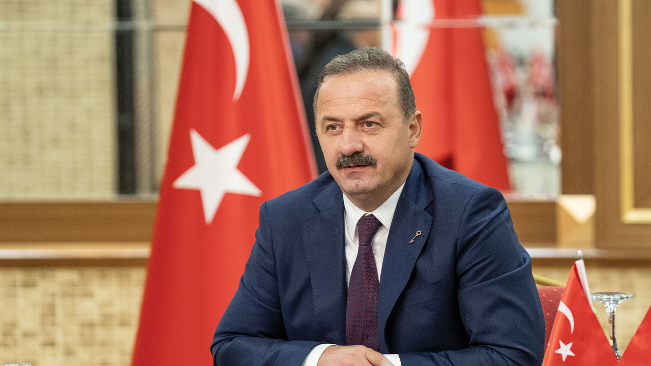 Anahtar Parti ilk Başkanlık Divanı toplantısını otelde yaptı! Önce Anıtkabir sonra camiye gidildi Anahtar Parti ilk Başkanlık Divanı toplantısını otelde yaptı! Önce Anıtkabir sonra camiye gidildi - 3. Resim