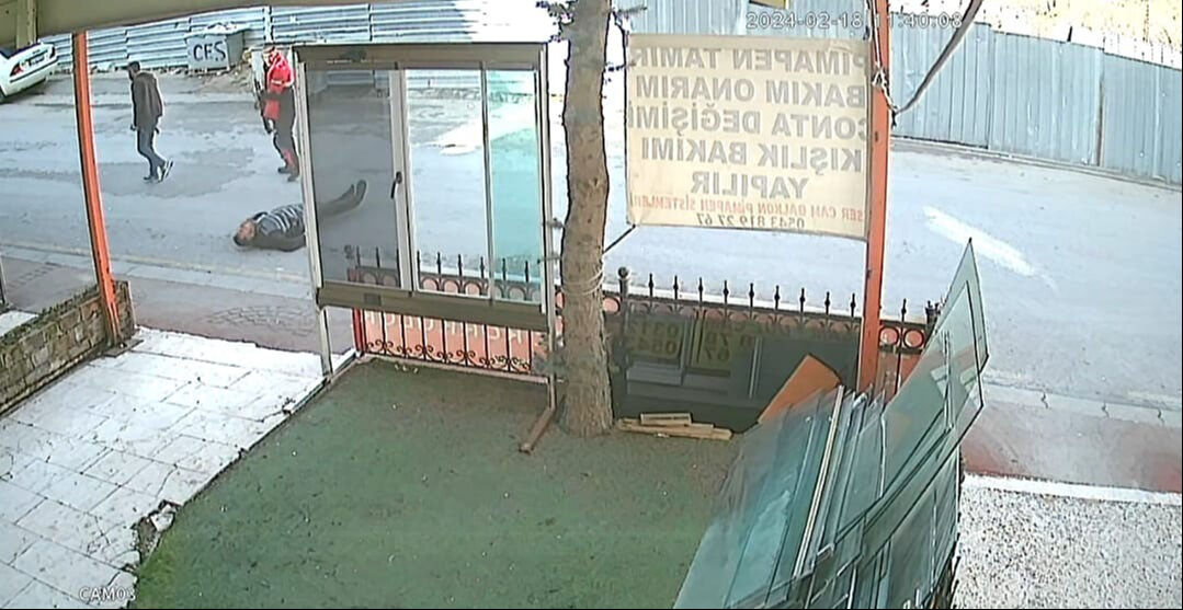 Ankara’da sosyal medya kavgası! Tekrar vurulmamak için ölü taklidi yaptı, korkunç görüntüler ortaya çıktı - 2. Resim