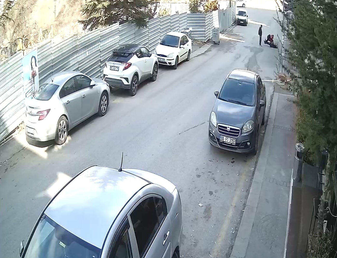 Ankara’da sosyal medya kavgası! Tekrar vurulmamak için ölü taklidi yaptı, korkunç görüntüler ortaya çıktı - 3. Resim