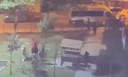 Arnavutköy'deki parkta toplanan gençler 'kız kavgası' yaptı! Tekme ve yumruklar havada uçtu Arnavutköy'deki parkta toplanan gençler 'kız kavgası' yaptı! Tekme ve yumruklar havada uçtu - 1. Resim