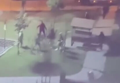 Arnavutköy'deki parkta toplanan gençler 'kız kavgası' yaptı! Tekme ve yumruklar havada uçtu Arnavutköy'deki parkta toplanan gençler 'kız kavgası' yaptı! Tekme ve yumruklar havada uçtu - 2. Resim