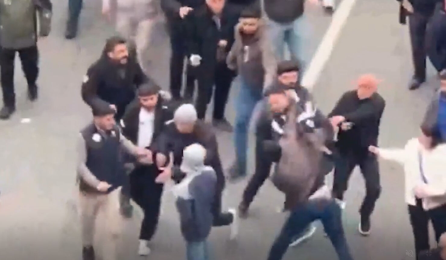 Batman Belediyesi önünde skandal görüntüler! Polise yumruk atınca ortalık karıştı - 2. Resim