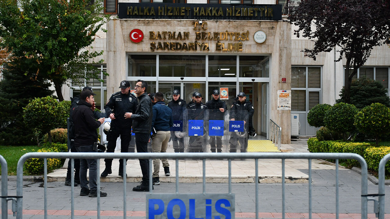 Batman Belediyesi önünde skandal görüntüler! Polise yumruk atınca ortalık karıştı - 1. Resim