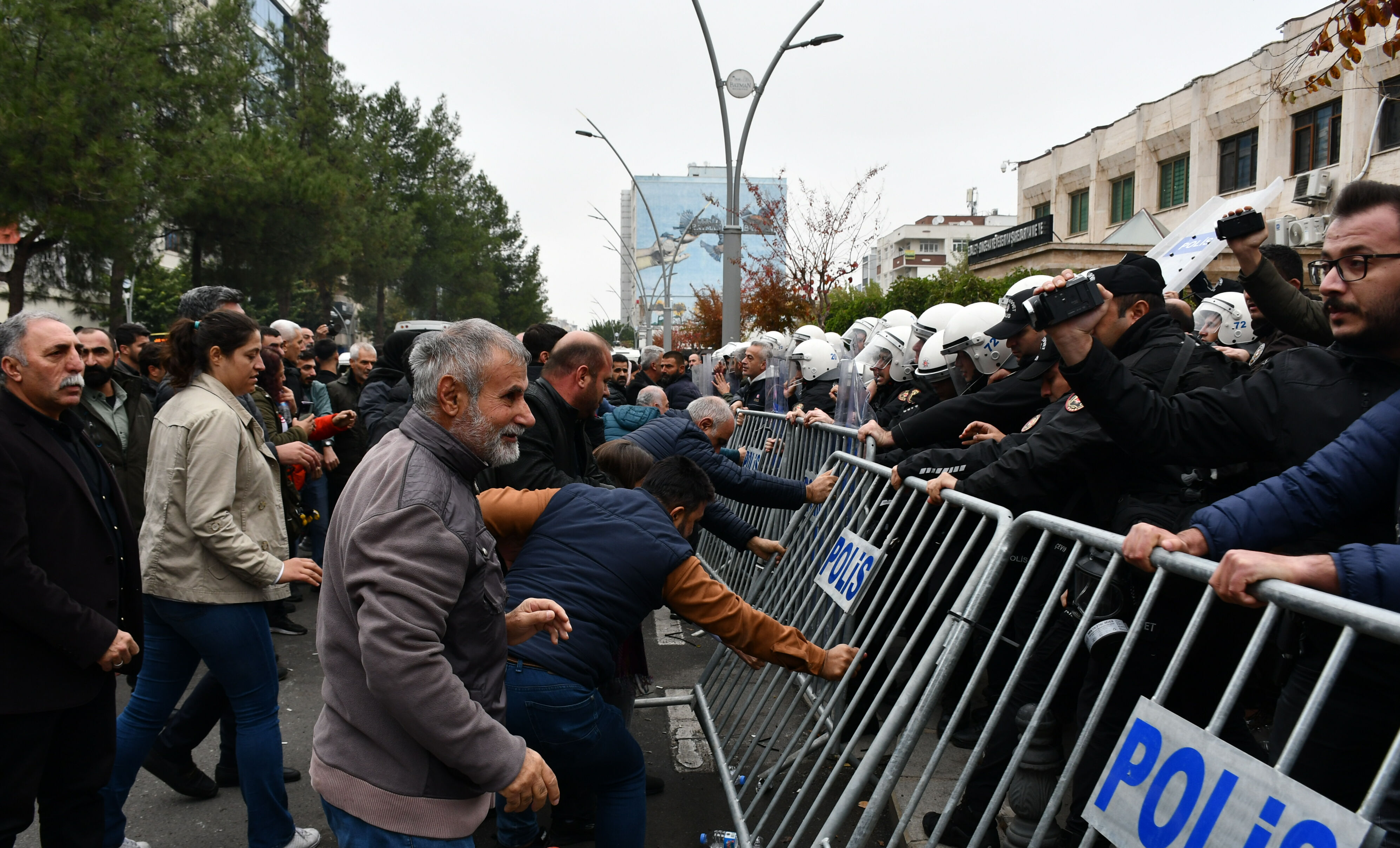 Batman Belediyesi önünde skandal görüntüler! Polise yumruk atınca ortalık karıştı - 3. Resim