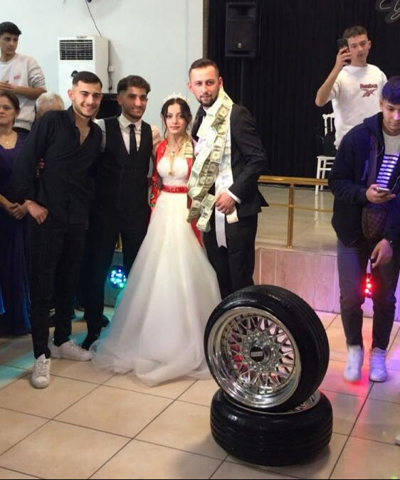 Damada arkadaşından ilginç takı! Değeri 35 bin TL... Davetliler görünce şaşkına döndü Damada arkadaşından ilginç takı! Değeri 35 bin TL... Davetliler görünce şaşkına döndü - 1. Resim