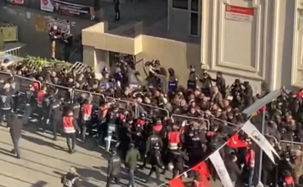 Esenyurt Belediyesi'nde kayyım olayları! Binada başlayan gerginlik sokağa taştı - 3. Resim