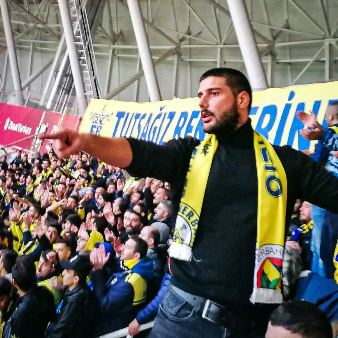 Fenerbahçe tribün lideri Cem Gölbaşı gözaltına alındı! Peruk giydirip tehdit etmişti Fenerbahçe tribün lideri Cem Gölbaşı gözaltına alındı! Olay video sonrası gündeme gelmişti... - 2. Resim