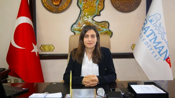Görevden alınan Batman Belediye Başkanı Gülistan Sönük kimdir? Görevden alınan Batman Belediye Başkanı Gülistan Sönük kimdir? - 1. Resim
