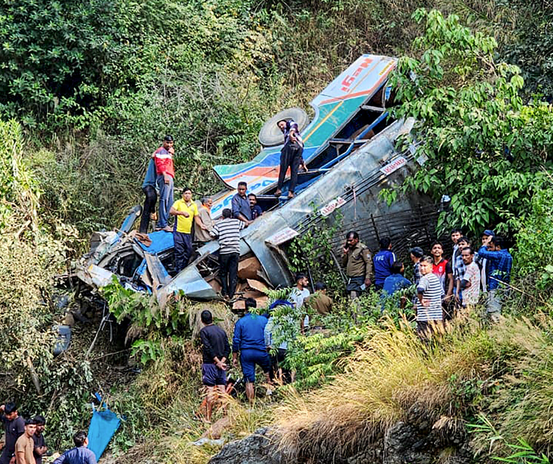 Hindistan'da yolcu otobüsü şarampole uçtu! En az 36 kişi can verdi Hindistan'da yolcu otobüsü şarampole uçtu! En az 36 kişi can verdi - 1. Resim