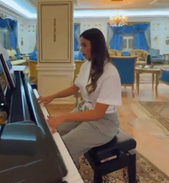 Katliamcı İsrail askerleri, Lübnan'da harabeye çevirdikleri evde piyano çaldı Katliamcı İsrail askerleri, Lübnan'da harabeye çevirdikleri evde piyano çaldı - 1. Resim